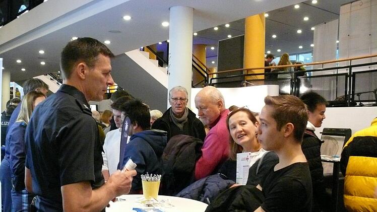 An rund 90 Ständen konnten sich junge Menschen informieren, welcher Ausbildungsweg für sie infrage kommt.