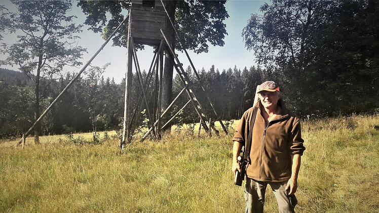 Michael Russ ist ebenso wie sein Jagdnachbar Reinhold Heinlein ein leidenschaftlicher Jäger. Beide sind sich aber einig, dass ein Waldumbau nur mit dem Gewehr nicht gelingen kann.