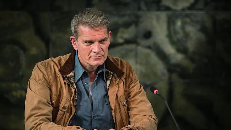 Bundeswehr-Hauptmann Kessler (Götz Otto) wird als Zeuge in einem Mordfall vernommen.