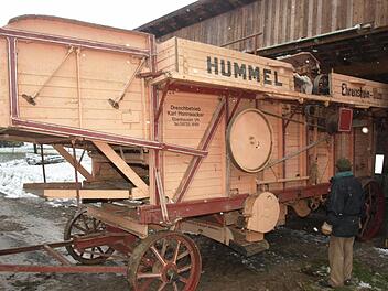 Die historische Dreschmaschine aus dem Jahre 1940 hat nun ein neues Dach über dem Kopf. Foto: Stefan Geiger