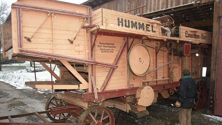 Die historische Dreschmaschine aus dem Jahre 1940 hat nun ein neues Dach über dem Kopf. Foto: Stefan Geiger
