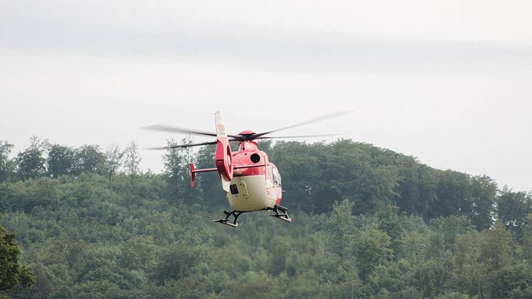 Zwischen Zeegendorf und Teuchatz im Landkreis Bamberg hat sich ein schwerer Autounfall ereignet. Bei einem Frontalzusammenstoß ist eine Person nach Angaben der Rettungskräfte lebensgefährlich verletzt worden. Der Rettungshubschrauber war im Einsatz. Foto: Ferdinand Merzbach