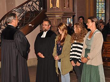 Pfarrer Jochen Wilde (links), in seiner Funktion als stellvertretender Dekan, erbittet Gottes Segen für (v. links) Markus Vaupel, Töchter Leonie, Marie und Ehefrau Maike Schaub-Vaupel. Foto: Peter Klopf