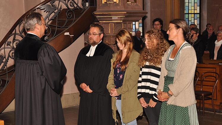 Pfarrer Jochen Wilde (links), in seiner Funktion als stellvertretender Dekan, erbittet Gottes Segen für (v. links) Markus Vaupel, Töchter Leonie, Marie und Ehefrau Maike Schaub-Vaupel. Foto: Peter Klopf