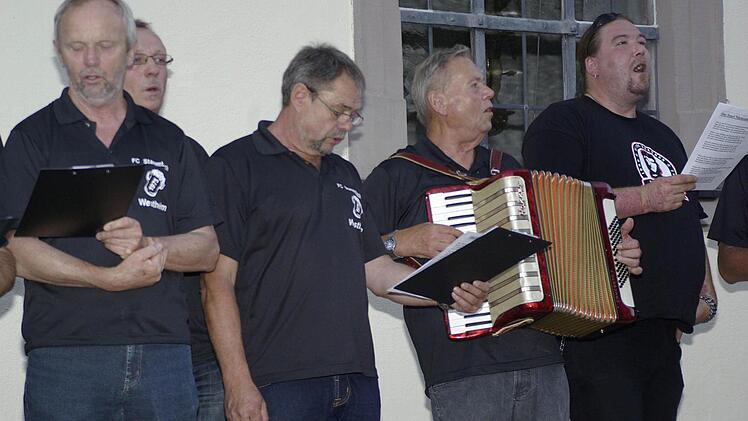 Eine Überraschung durch Amateure: Der FC-Stammtisch entpuppte sich als passabler Shanty-Chor mit eigenen Texten. Foto: Ehling