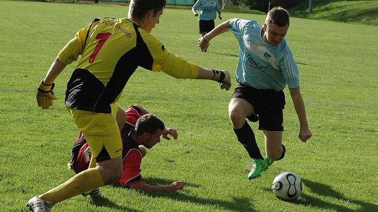 Höchste Gefahr: Simon Finke, Torwart des FC Fuchsstadt II, in Poppenroth. Foto: Sebastian Schmitt