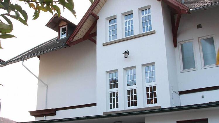 Es müsste viel gemacht werden an der alten Villa, meint Annette Limpert. Noch einmal etwas ganz anderes? Dafür hat die 52-Jährige keine Kraft mehr. Die Kurpension Trümbach wird nach fast 100 Jahren im Familienbesitz verkauft. 1996 hatte das Sanatorium 10 000 Übernachtungen pro Jahr. Foto: Carmen Schmitt
