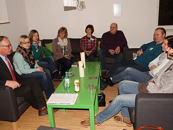 Pfarrer Volkmar Gregori (links) bei der Diskussion in einer Gesprächsgruppe Foto: Günther Geiling