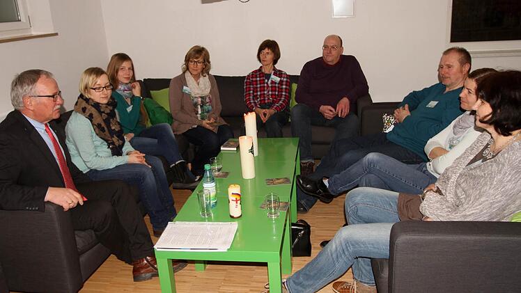 Pfarrer Volkmar Gregori (links) bei der Diskussion in einer Gesprächsgruppe Foto: Günther Geiling