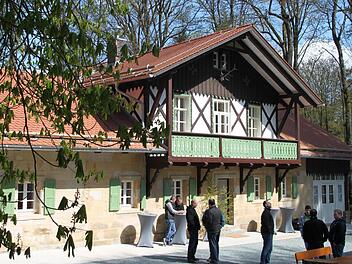 Für 1,4 Millionen Euro wurde die denkmalgeschützte Waldhütte im Staatswald bei Eckersdorf saniert. Fotos: Alexander Hartmann