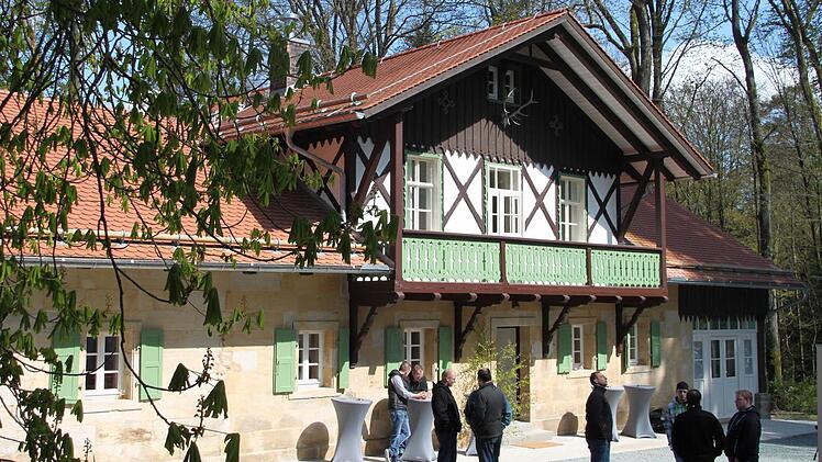 Für 1,4 Millionen Euro wurde die denkmalgeschützte Waldhütte im Staatswald bei Eckersdorf saniert. Fotos: Alexander Hartmann