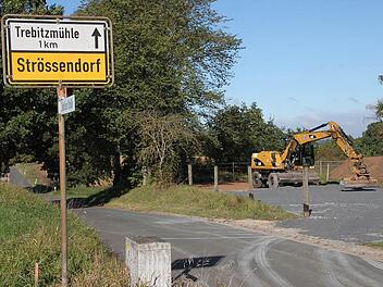 Während der Bauarbeiten ist die Baumgartenstraße für den gesamten Verkehr gesperrt. Deshalb wird am Ortsausgang in Richtung Trebitzmühle auf dem ehemaligen Bolzplatzareal ein Parkplatz für die Anwohner (rechts im Bild) gebaut.  Foto: Stephan Stöckel