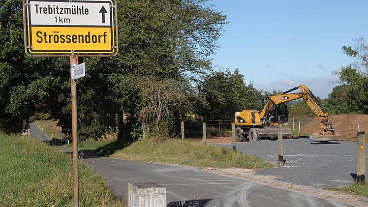 Während der Bauarbeiten ist die Baumgartenstraße für den gesamten Verkehr gesperrt. Deshalb wird am Ortsausgang in Richtung Trebitzmühle auf dem ehemaligen Bolzplatzareal ein Parkplatz für die Anwohner (rechts im Bild) gebaut.  Foto: Stephan Stöckel