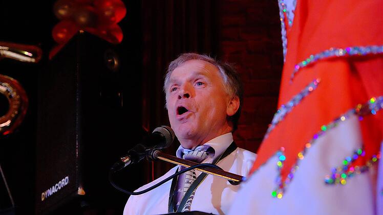 Dieter Nöth sorgte am Keyboard wieder zuverlässig für die Karnevalsstimmung. Foto: Gerd Schaar