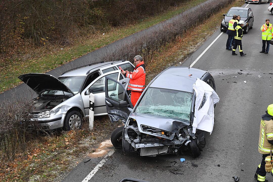 Ein schwerer Frontalzusammenstoß ist am Montagmittag zwischen Strullendorf und Bamberg passiert. Dabei wurde eine Person tödlich verletzt.