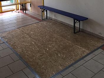 Die Grundschule Weißenbrunn erhält einen barrierefreien Zugang ins Obergeschoss. Das Fundament (am Boden sichtbar) für den Schachtaufzug mit Verglasung wurde bereits erstellt, der Auftrag wurde jetzt vergeben. K.-H. Hofmann