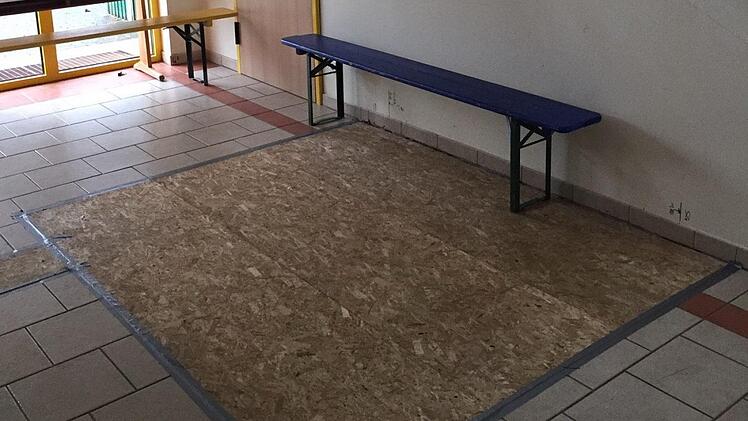 Die Grundschule Weißenbrunn erhält einen barrierefreien Zugang ins Obergeschoss. Das Fundament (am Boden sichtbar) für den Schachtaufzug mit Verglasung wurde bereits erstellt, der Auftrag wurde jetzt vergeben. K.-H. Hofmann