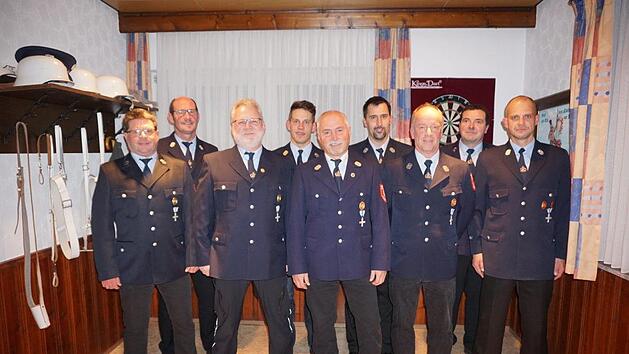 Ehrungen bei der Feuerwehr Breitenbach-Mitgenfeld. Das Bild zeigt von  links: Harald Fischer, B&uuml;rgermeister Dieter Muth, Walter Klausnitzer,  Tobias Zeier, Elmar Morsch&auml;user, Michael Vogt, Winfried Heil, G&uuml;nter  Heil und Kommandant Michael Greger. Fotos: Marion Eckert