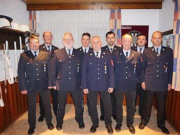 Ehrungen bei der Feuerwehr Breitenbach-Mitgenfeld. Das Bild zeigt von  links: Harald Fischer, Bürgermeister Dieter Muth, Walter Klausnitzer,  Tobias Zeier, Elmar Morschäuser, Michael Vogt, Winfried Heil, Günter  Heil und Kommandant Michael Greger. Fotos: Marion Eckert