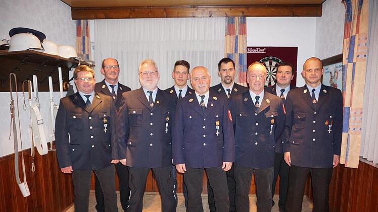 Ehrungen bei der Feuerwehr Breitenbach-Mitgenfeld. Das Bild zeigt von  links: Harald Fischer, Bürgermeister Dieter Muth, Walter Klausnitzer,  Tobias Zeier, Elmar Morschäuser, Michael Vogt, Winfried Heil, Günter  Heil und Kommandant Michael Greger. Fotos: Marion Eckert