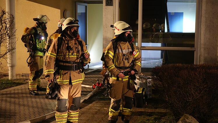 Sachschaden von circa 10.000 Euro entstand am späten Sonntagabend bei dem Brand im Keller eines Mehrfamilienhauses in Hof. Verletzt wurde niemand. Die Hofer Kriminalpolizei ermittelt und sucht Zeugen. Foto: News5/Fricke