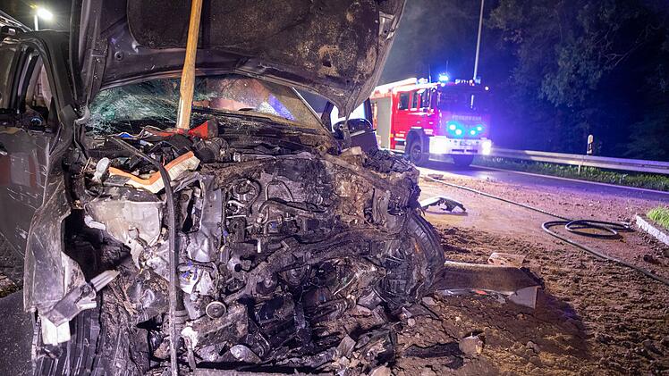 Der Fahrer eines Nissan Pick-Up war gegen 21:45 Uhr auf der A3 in Fahrtrichtung Würzburg unterwegs, als er mit massiv überhöhter Geschwindigkeit auf den Rastplatz "Weißer Graben" fuhr. Hier kollidierte das Fahrzeug derart heftig mit einem Betonschutzelement, dass die Trümmer hunderte Meter umherflogen. Foto: NEWS5 / Oßwald