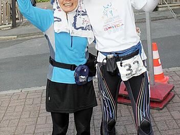 Zwei Teilnehmer aus Japan freuen sich, dass sie nach  70 Kilometern das Ziel erreicht haben. Foto: Benedikt Borst