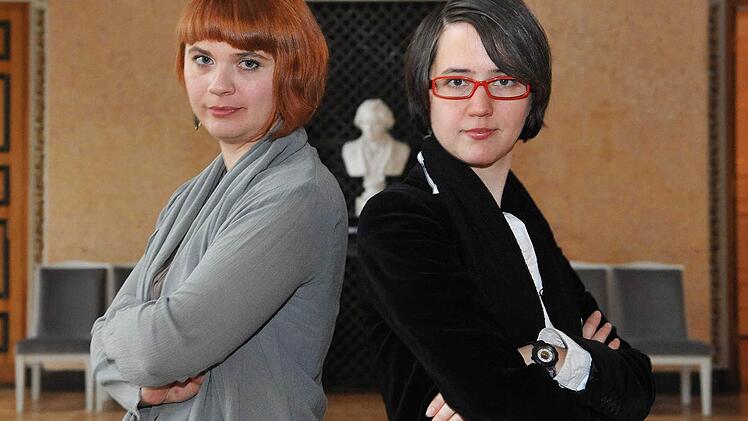 Teamarbeit: Magdolna Parditka (links) und Alexandra Szemerédy inszenieren "Madama Butterfly" auf die Bühne des Landestheaters. Für die Neuinszenierung haben sie zudem gemeinsam Bühnenbild und Kostüme entworfen. Premiere: Samstag, 19. Januar. Foto: Andrea Kremper