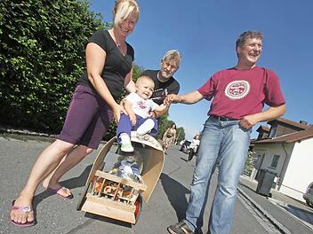 Silke und Jürgen sind vom Planwagen ebenso begeistert wie Yara. Der Erbauer stellte sich am ersten Tag als Zugpferd zur Verfügung. Foto: Michael Busch