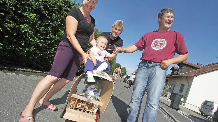 Silke und Jürgen sind vom Planwagen ebenso begeistert wie Yara. Der Erbauer stellte sich am ersten Tag als Zugpferd zur Verfügung. Foto: Michael Busch