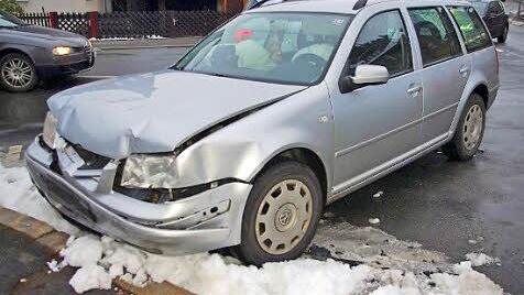 Der VW-Kombi wurde erheblich beschädigt, die Insassen verletzt.