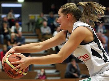 Aufgeben, sich wegwerfen - das kommt f&uuml;r Jessica Miller nicht in Frage. Die Kapit&auml;nin der DJK Brose Bamberg gibt sich im Rennen um den Klassenerhalt in der Bundesliga k&auml;mpferisch. Foto: sportpress