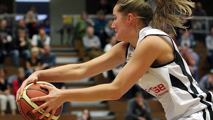 Aufgeben, sich wegwerfen - das kommt f&uuml;r Jessica Miller nicht in Frage. Die Kapit&auml;nin der DJK Brose Bamberg gibt sich im Rennen um den Klassenerhalt in der Bundesliga k&auml;mpferisch. Foto: sportpress