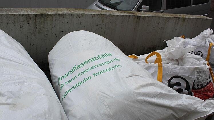 Die Schadstoffe kommen auf eine Sondermüll-Deponie. Foto: Mäuser