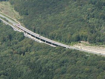 Die Abbrucharbeiten an der Hangbrücke der A70 bei Würgau sollen in der kommenden Woche beginnen. Archivfoto: Timo Stöhr