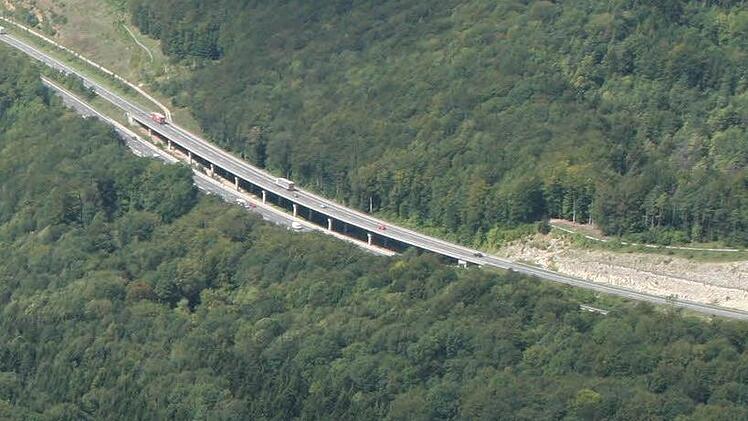 Die Abbrucharbeiten an der Hangbrücke der A70 bei Würgau sollen in der kommenden Woche beginnen. Archivfoto: Timo Stöhr