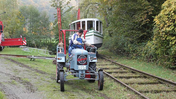 Mit dem Oldie-Traktor wird die "Kissingen" nach vorne gezogen. Foto: Mäuser