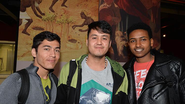 Während Daniel Tesfaldet aus Eritrea (rechts) schon Bier getrunken hat, kommt das für Hassan Borkzai (links) und Fahim Hosseini nicht infrage. Foto: Ronald Rinklef