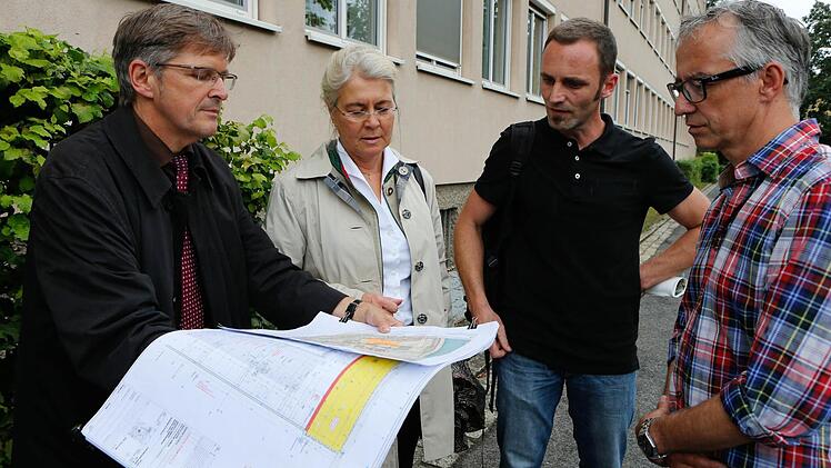 Jürgen König, Dagmar Steuer-Flieser, Stefan Pfaffenberger und Jochen Scherbaum (v.l.) mit alten und neuen Plänen Foto: M. Hoch
