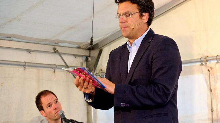 Martin Guth überzeugte beim Kabarettabend auf der Trimburg mit witzigen Songs, die Christian Kraus auf dem elektrischen Klavier begleitete. Foto: Gerd Schaar