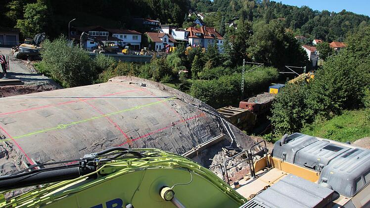 Ein Servicezug der Bahn fährt unter der alten Bogenbrücke durch.  Foto: Friedwald Schedel