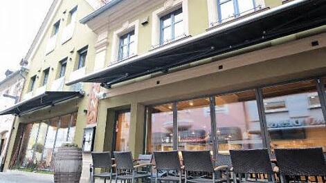 Im Ambrosia bläst Bastian Rössler mit Jahreswechsel die Kerzen aus (oben). In der Enno hingegen geht der Betrieb trotz Insolvenzverfahrens bislang weiter (unten). Wer einen Restaurantgutschein hat, muss jedoch sprichwörtlich dran glauben.  Fotos: Archiv Barbara Herbst (o), A. Oswald (u)