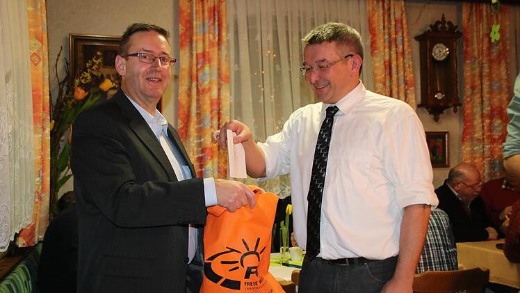 Nicht in eine Wahlurne oder in einen Hut, wie sonst üblich, warf Jörg Kümmel (rechts) seinen Stimmzettel bei der Nominierungsversammlung, sondern in eine orangefarbene Tüte der Freien Wähler. Sein Stellvertreter Detlef Weinhold hielt sie dem 49-Jährigen entgegen, der Sander Bürgermeister werden will.  Foto: Klaus Schmitt