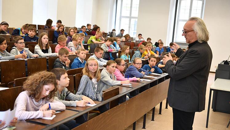 Zusammen mit etwa 80 Mädchen und Jungen diskutierte der Bamberger Soziologieprofessor Elmar Rieger über unser Leben in der Europäischen Union. Foto: Ronald Rinklef