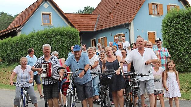 Musiker Billy (vorne, Zweiter von links) begleitet die Geschwister und ihre Familien auf den gemeinsamen Fahrrad-Touren.  Foto: Waltraud Enkert