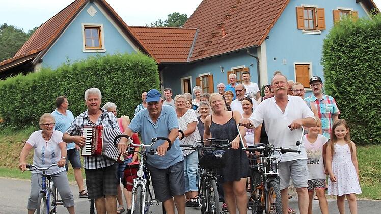 Musiker Billy (vorne, Zweiter von links) begleitet die Geschwister und ihre Familien auf den gemeinsamen Fahrrad-Touren.  Foto: Waltraud Enkert