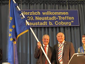 Jetzt kann gefeiert werden: Oberbürgermeister Frank Rebhan bekam von seinem Amtskollegen Hans-Georg Löffler aus Neustadt an der Weinstraße die Neustadt-Fahne überreicht. Mit bei der Eröffnung dabei: die Neustadter "Puppenfee". Foto: Berthold Köhler