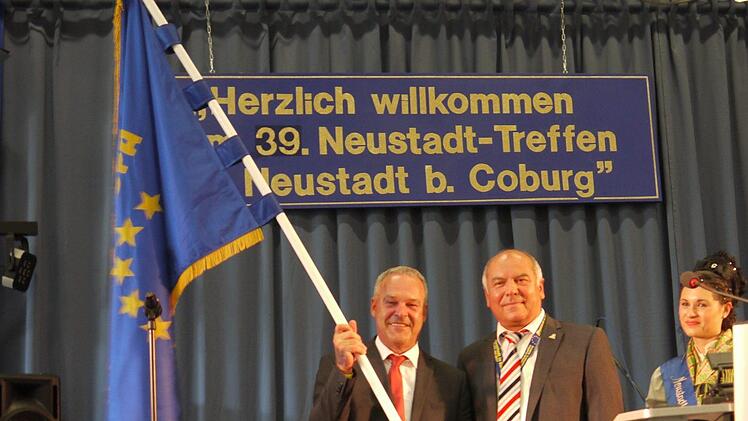 Jetzt kann gefeiert werden: Oberbürgermeister Frank Rebhan bekam von seinem Amtskollegen Hans-Georg Löffler aus Neustadt an der Weinstraße die Neustadt-Fahne überreicht. Mit bei der Eröffnung dabei: die Neustadter "Puppenfee". Foto: Berthold Köhler