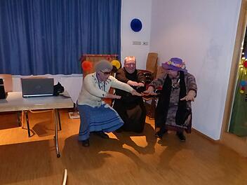 Kathi (Alexander Weiß, rechts) und Kuni (Klaus Buß, links) machten gemeinsam mit Pater Adrian Kniebeugen.Klaus-Peter Wulf