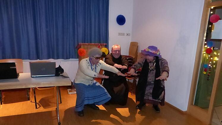 Kathi (Alexander Weiß, rechts) und Kuni (Klaus Buß, links) machten gemeinsam mit Pater Adrian Kniebeugen.Klaus-Peter Wulf